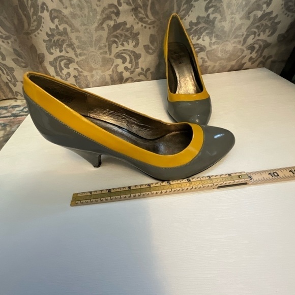 Kenneth Cole REACTION  gray yellow retro pumps size 8 - Picture 1 of 10